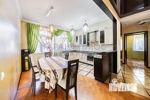 Дом 374м&sup2;, 3-этажный, участок 8 сот.  